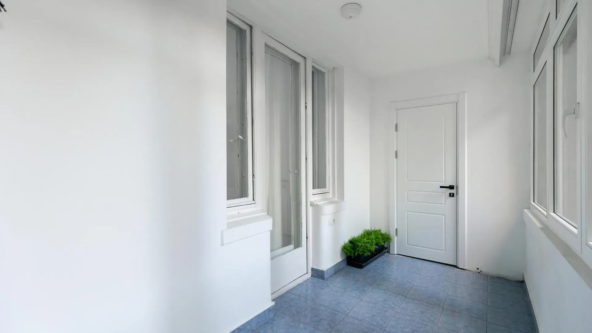 Hostel Bucharest Studios Milano Room