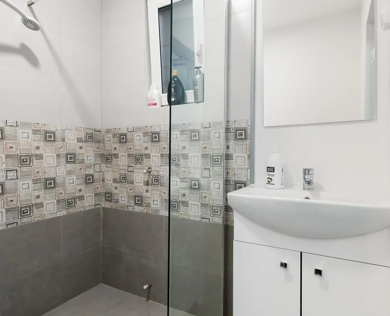 Bucharest Studios Milano Room אכסניה
