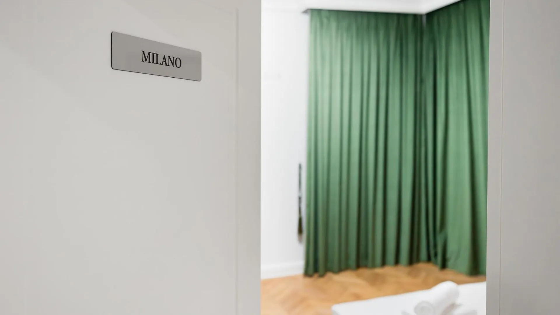 הקונטקטים של Bucharest Studios Milano Room